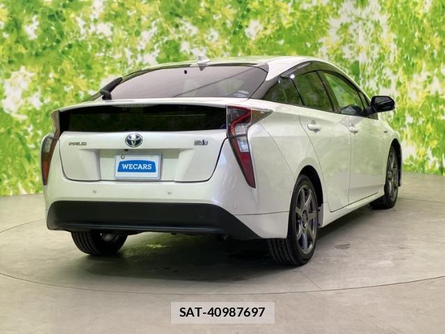 Toyota PRIUS 2018-05 8330452-2