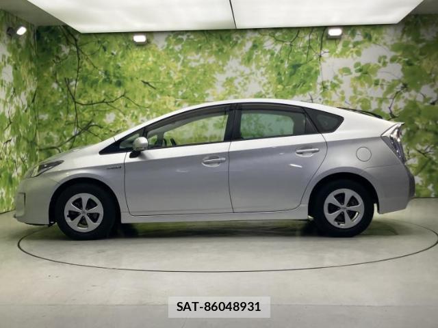 Toyota PRIUS 2014-05 8330546-1