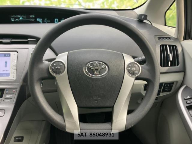 Toyota PRIUS 2014-05 8330546-14