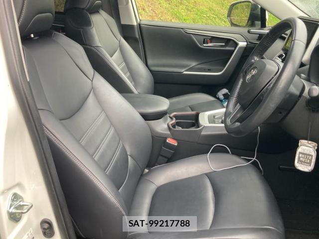 Toyota RAV4 2019-04 8328898-10