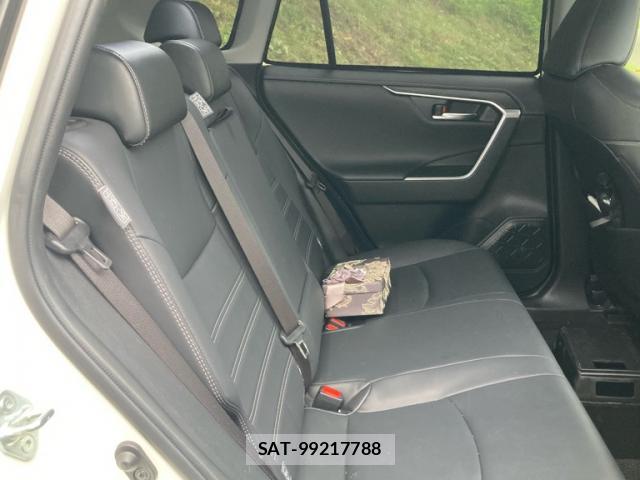 Toyota RAV4 2019-04 8328898-11