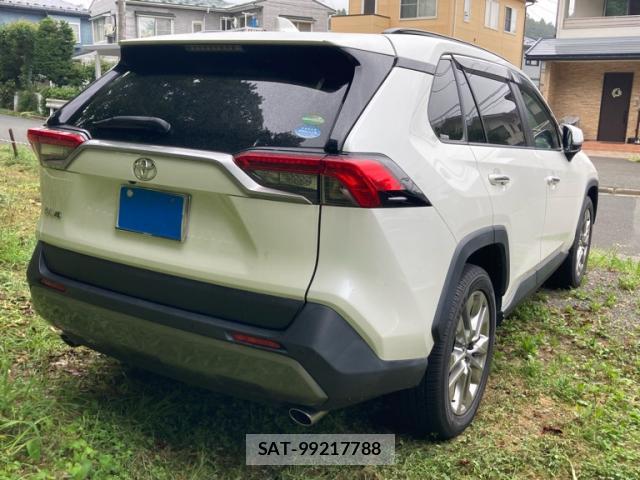 Toyota RAV4 2019-04 8328898-2
