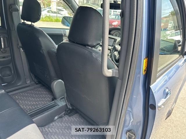 Toyota SIENTA 2011-12 8328152-13