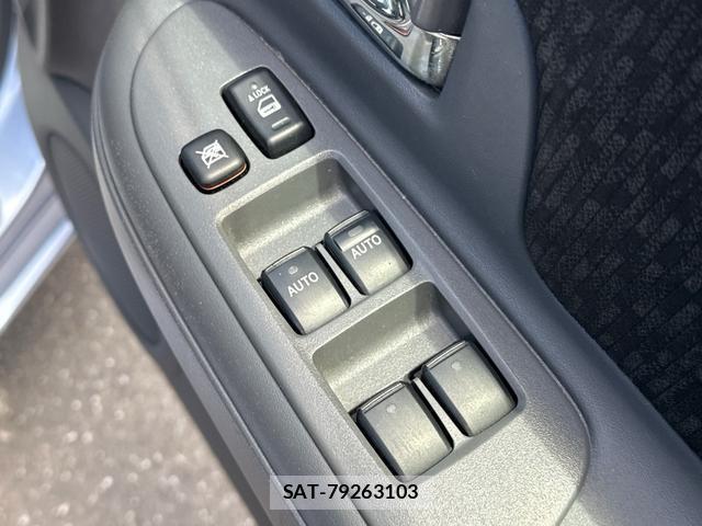 Toyota SIENTA 2011-12 8328152-17