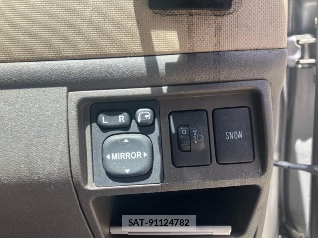 Toyota SIENTA 2011-10 8329630-10
