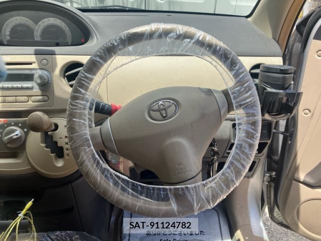 Toyota SIENTA 2011-10 8329630-11