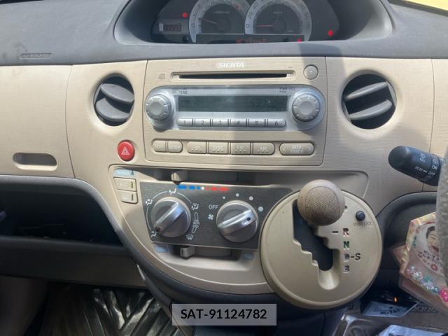 Toyota SIENTA 2011-10 8329630-16