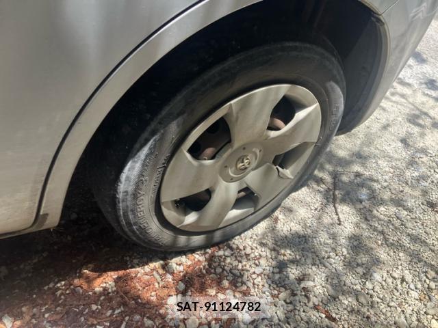 Toyota SIENTA 2011-10 8329630-4