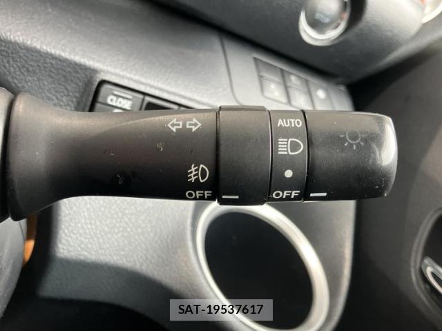 Toyota SIENTA 2017-10 8329812-15