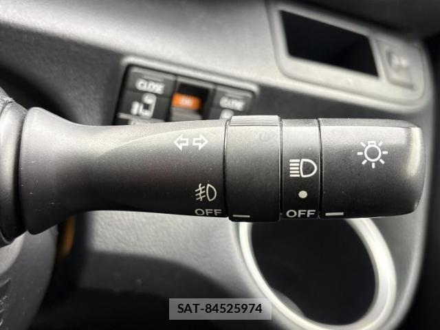 Toyota SIENTA 2017-02 8330392-15