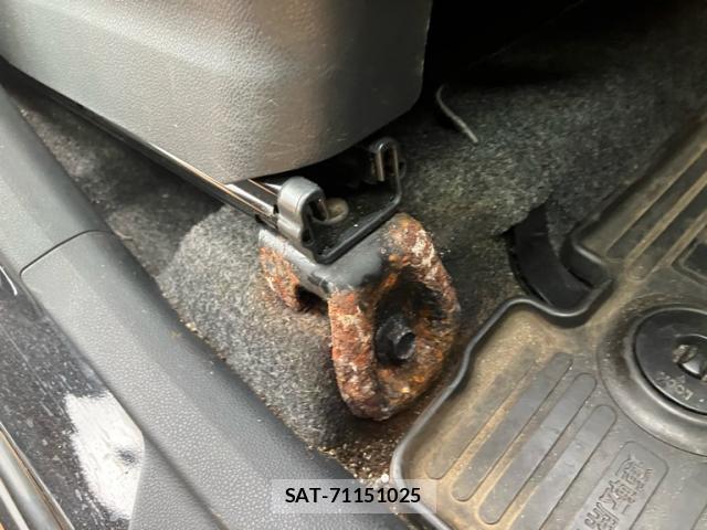 Daihatsu TANTO 2017-10 8330153-18