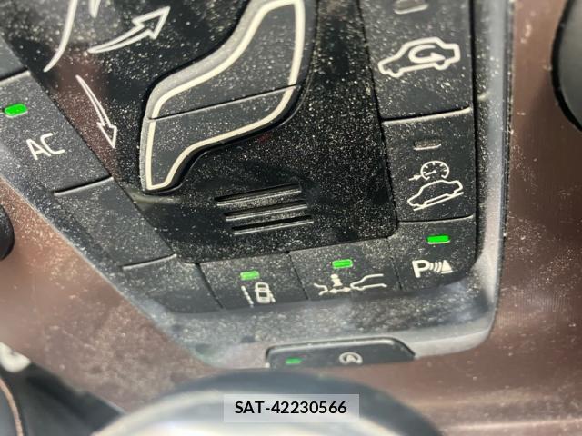 Volvo V40 2013-10 8328950-19