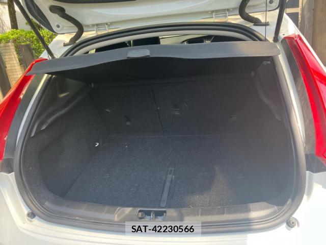 Volvo V40 2013-10 8328950-8