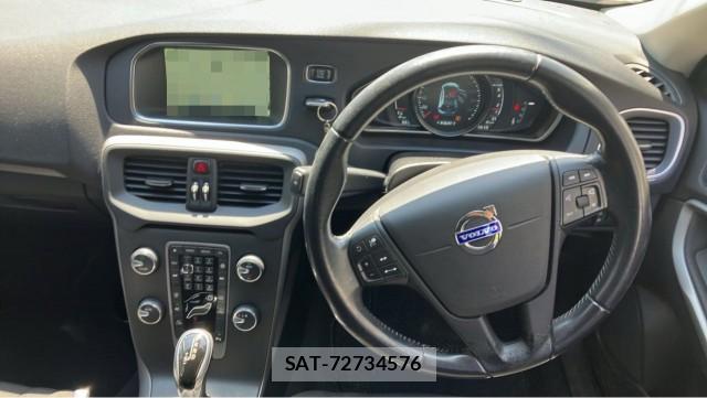 Volvo V40 2015-07 8280467-16
