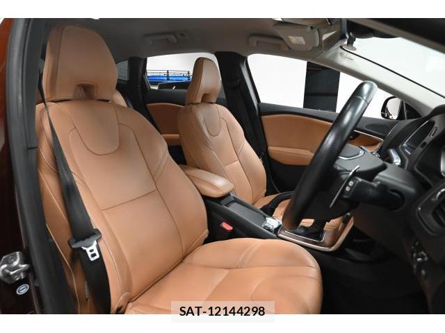 Volvo V40 2017-06 8329975-11