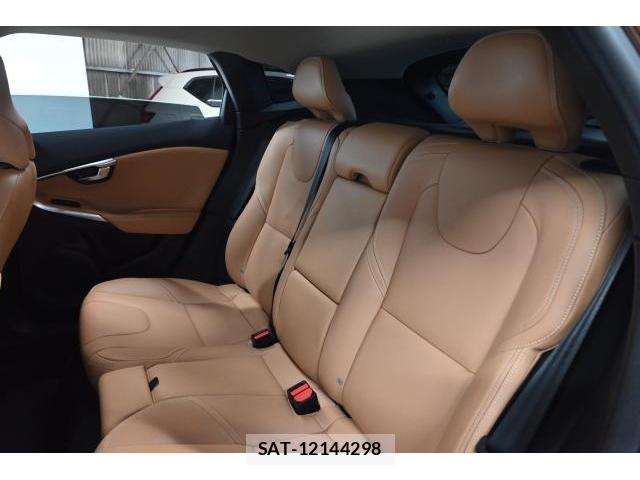Volvo V40 2017-06 8329975-14
