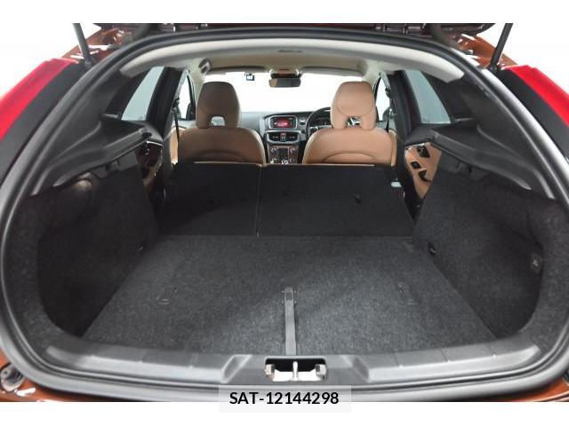 Volvo V40 2017-06 8329975-15