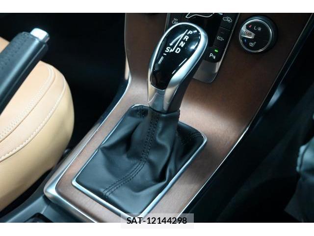 Volvo V40 2017-06 8329975-8