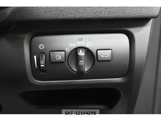 Volvo V40 2017-06 8329975-9