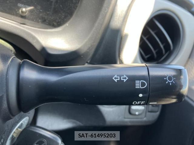 Toyota VITZ 2011-06 8330476-11