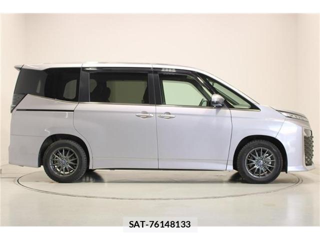 Toyota VOXY 2024-10 8327938-12