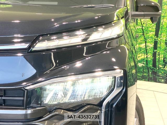 Toyota VOXY 2022-09 8328110-12