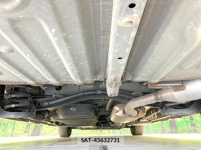 Toyota VOXY 2022-09 8328110-19