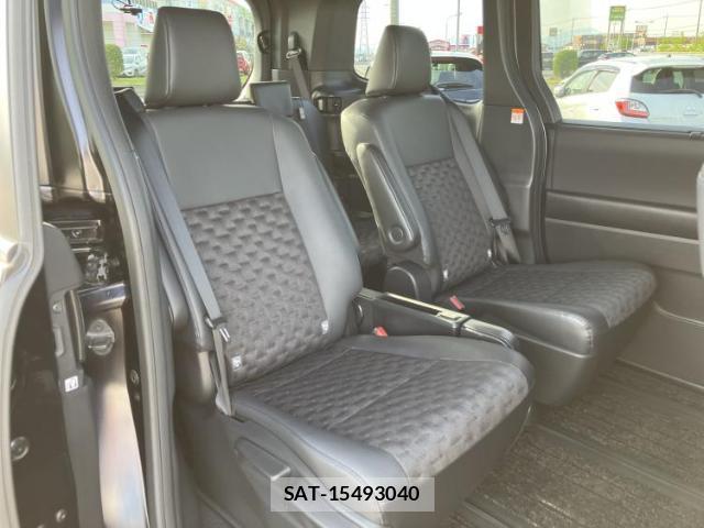 Toyota VOXY 2023-11 8328162-4