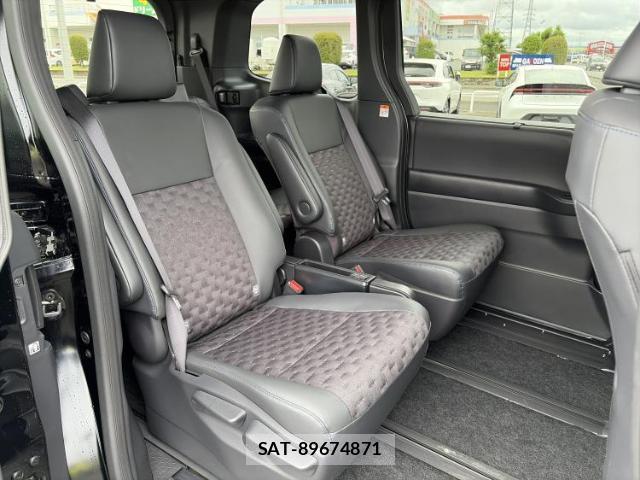 Toyota VOXY 2025-08 8328164-4