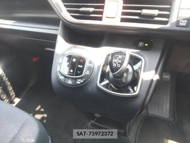 Toyota VOXY 2018-07 8328198-11