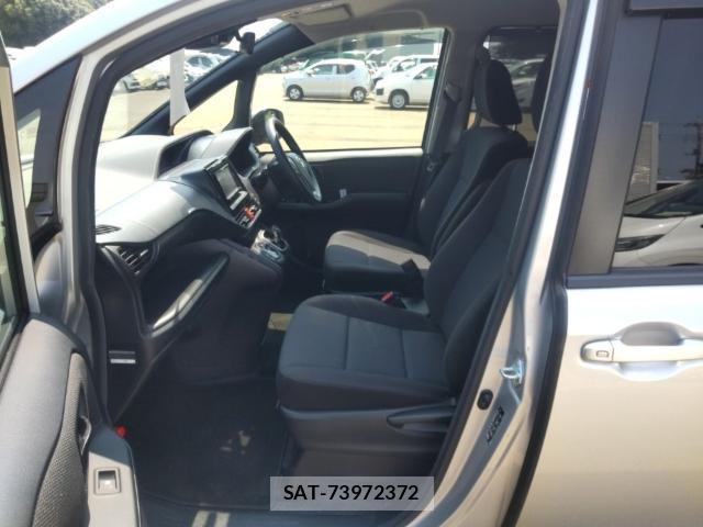 Toyota VOXY 2018-07 8328198-15