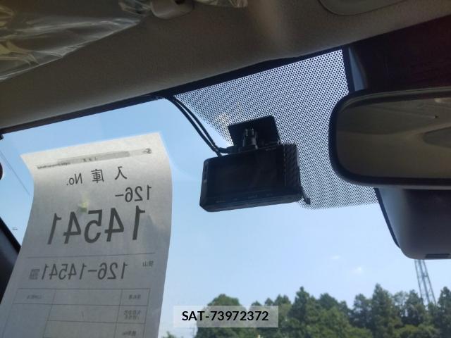 Toyota VOXY 2018-07 8328198-16