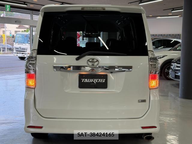 Toyota VOXY 2012-02 8278125-1