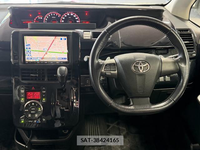 Toyota VOXY 2012-02 8278125-17