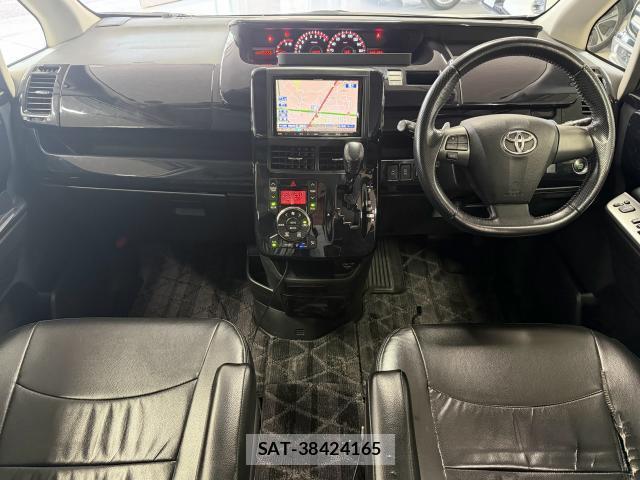 Toyota VOXY 2012-02 8278125-2