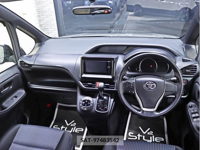 Toyota VOXY 2014-05 8328682-19