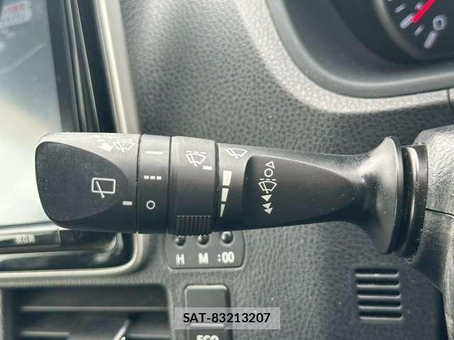 Toyota VOXY 2017-06 8328737-5