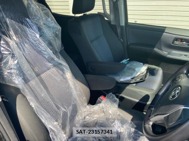 Toyota VOXY 2015-11 8328783-9