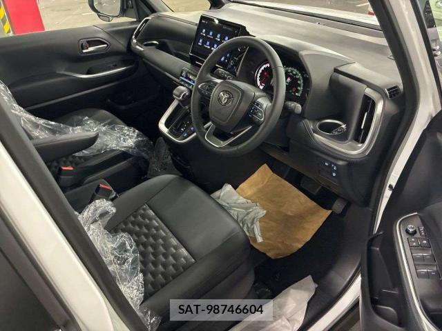Toyota VOXY 2026-04 8328821-3