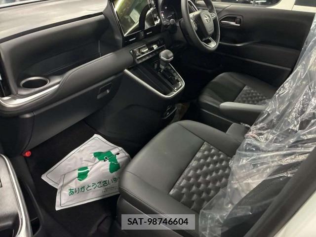 Toyota VOXY 2026-04 8328821-4