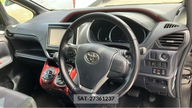 Toyota VOXY 2015-08 8329271-2