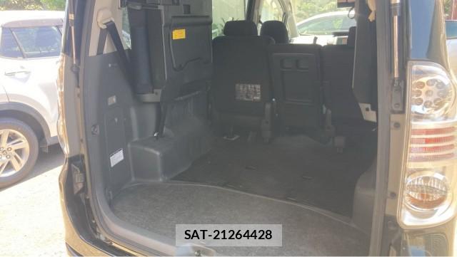 Toyota VOXY 2009-06 8329278-17
