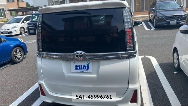 Toyota VOXY 2015-10 8329343-1