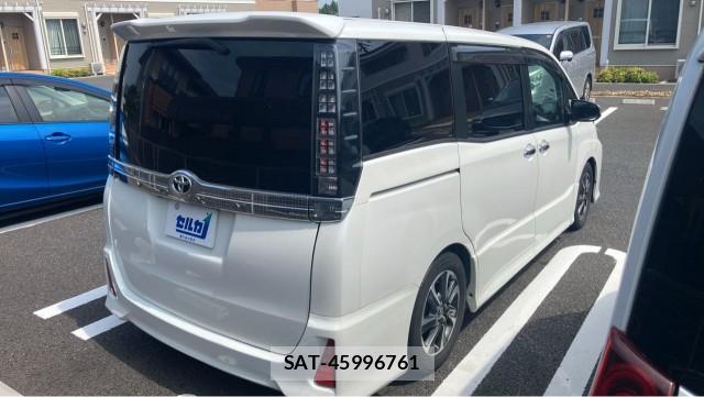 Toyota VOXY 2015-10 8329343-12