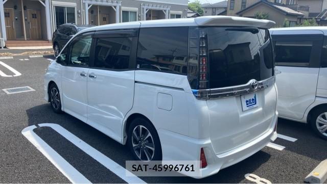 Toyota VOXY 2015-10 8329343-13