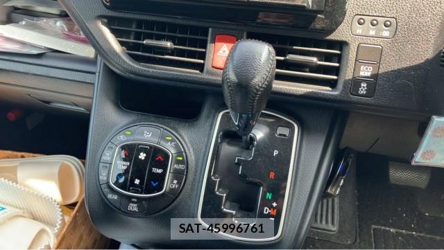 Toyota VOXY 2015-10 8329343-14