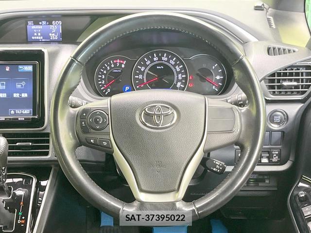Toyota VOXY 2018-02 8329480-11