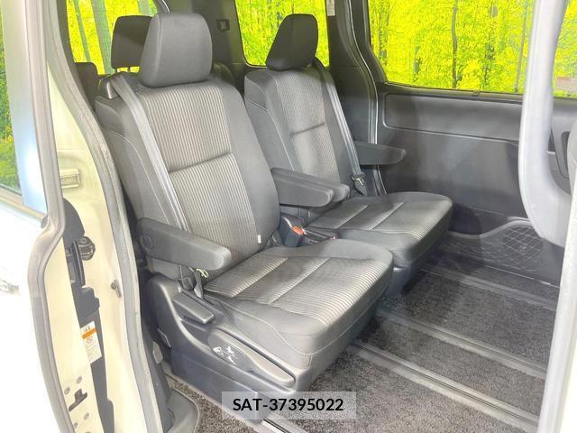 Toyota VOXY 2018-02 8329480-8