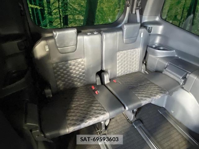 Toyota VOXY 2023-02 8329487-10