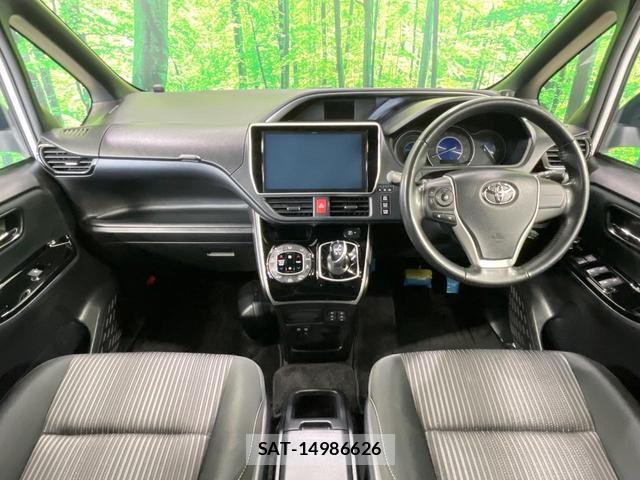Toyota VOXY 2018-02 8329488-1